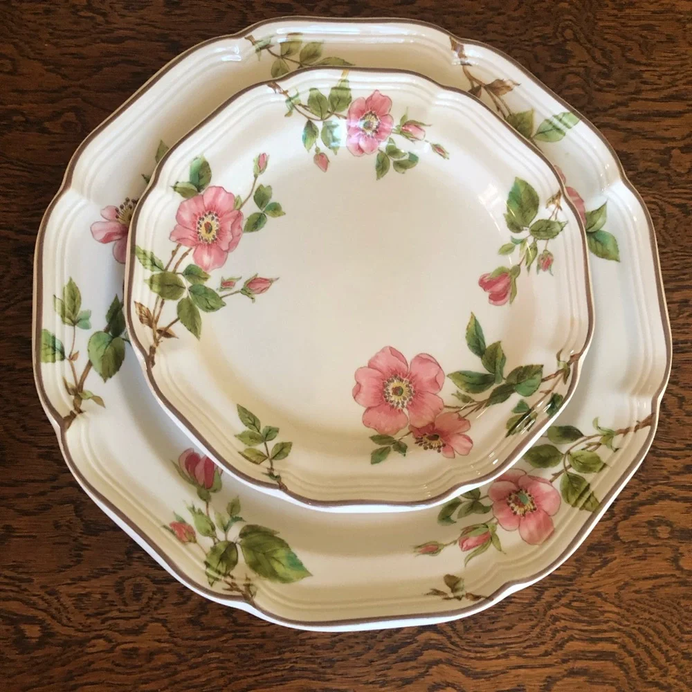 Estate. Mikasa Heritage Pink and White Dinnerware Floral Design - Picture 11 of 14